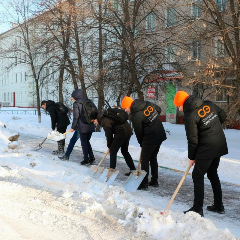 Уборка снега с крыш и территорий в Новом Уренгое